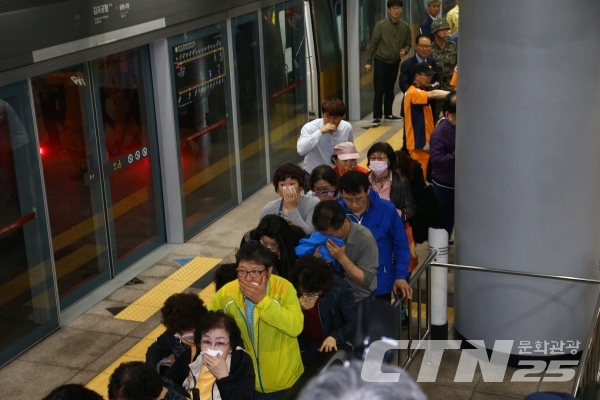 지난해 5월 김포공항역에서 강서구청 및 관계기관이 지하철 인명구조 훈련을 실시하고 있다.(강서구 제공)