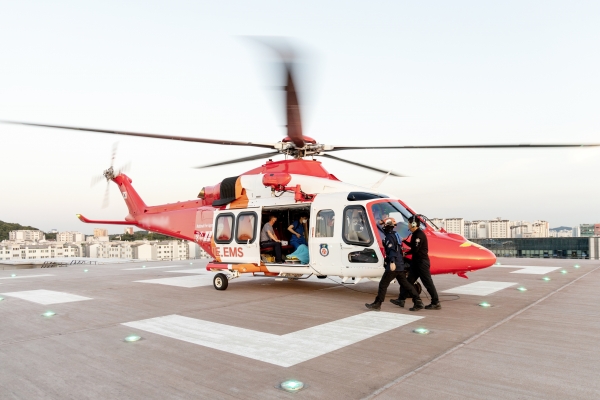 이대서울병원 옥상 헬리포터에 착육한 헬기
